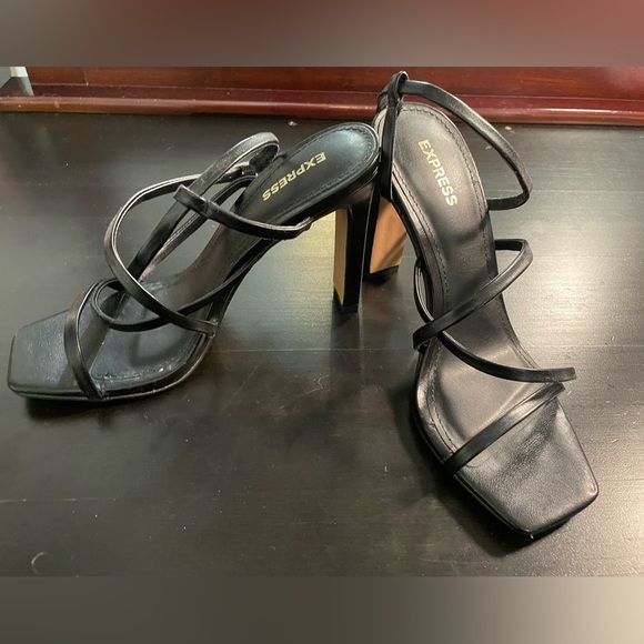Express Heels - Picture 3 of 3